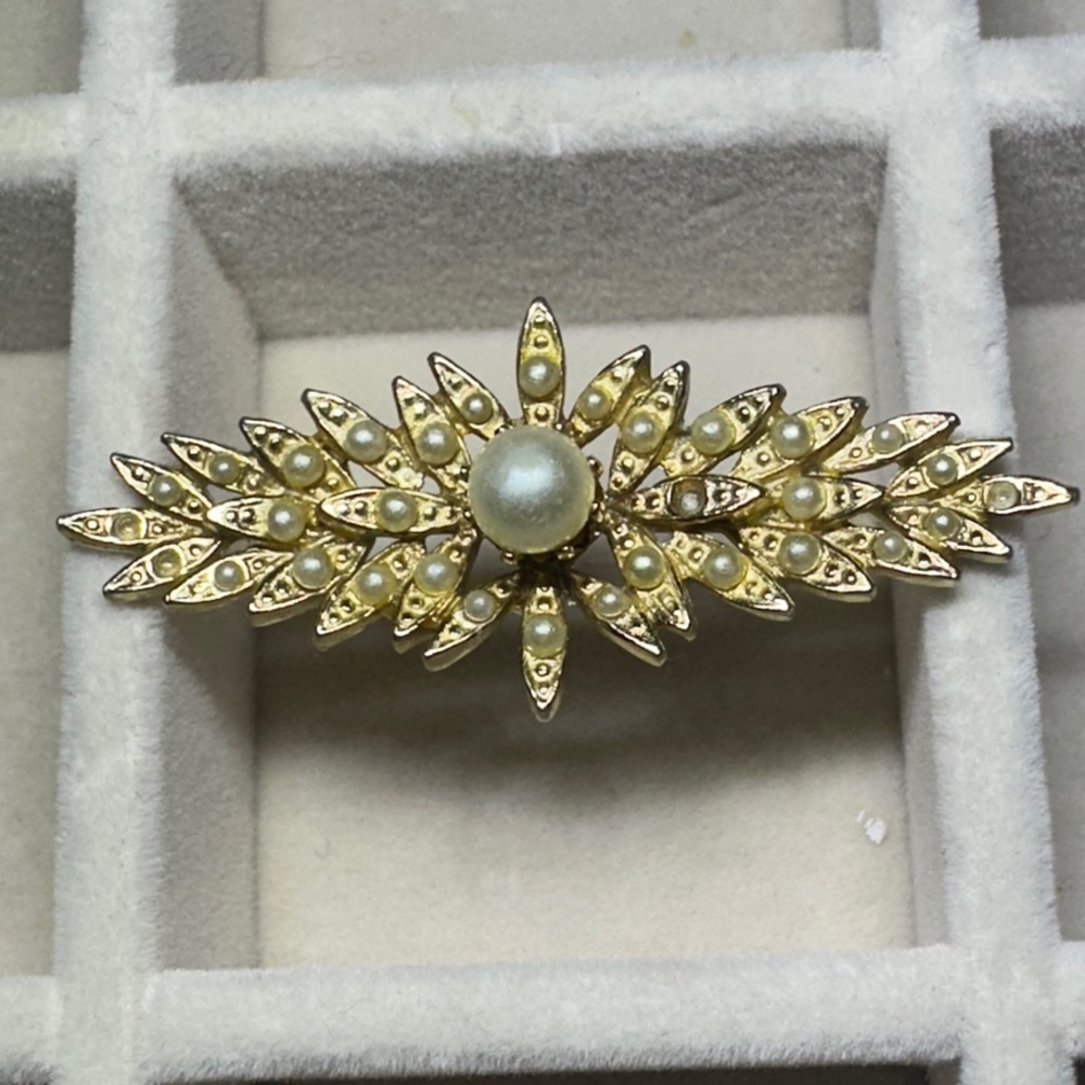 Elegant Gold and Pearl Brooch